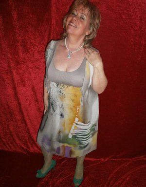 18 year old female boxer Sabrina Blond covers up her naked tits